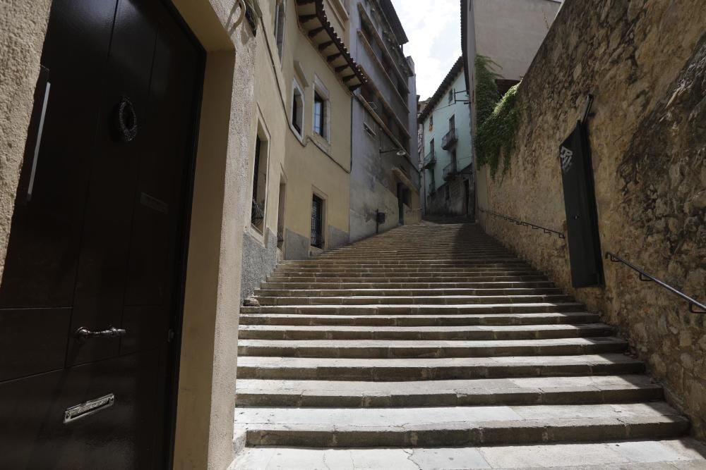 Acumulació d'orins i defecacions a les escales de la Llebre de Girona