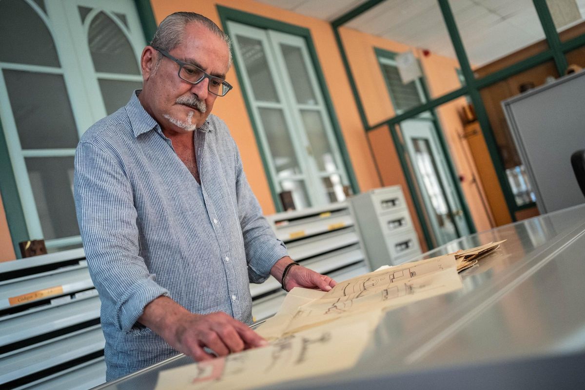 Luis González Duque, junto a uno de los planos del proyecto.