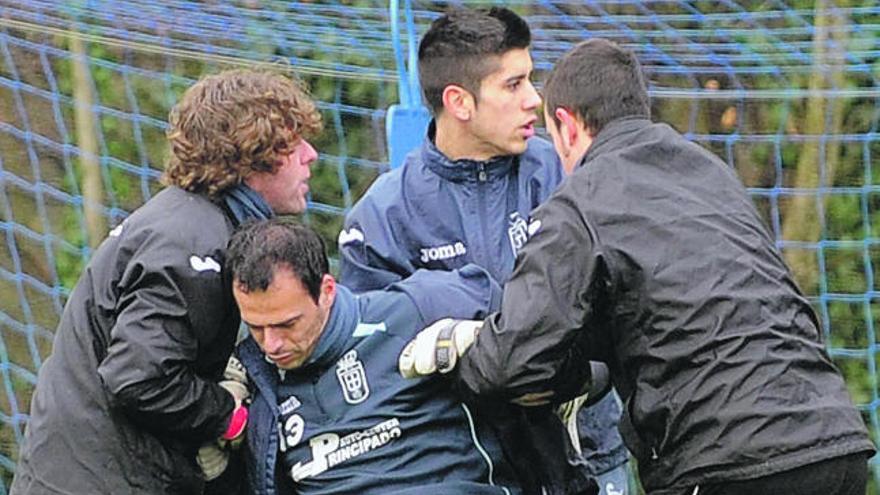 Orlando Quintana, en el centro, tras lesionarse. | lne