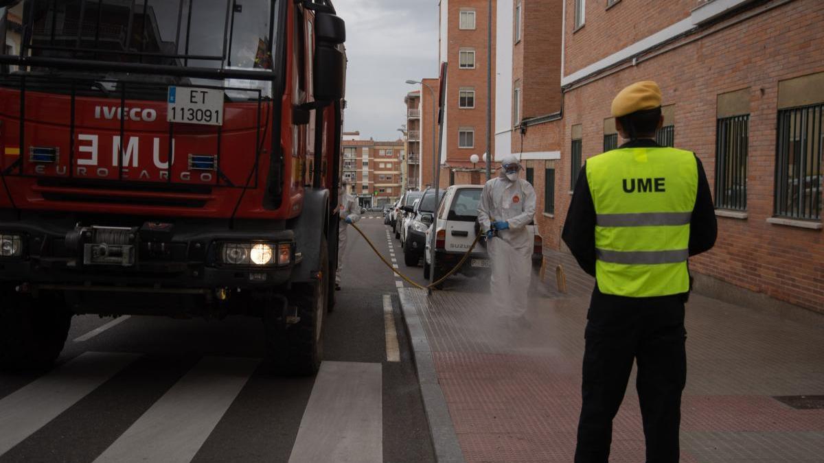 La UME desinfecta las calles de Zamora capital.