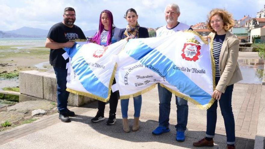 Representantes de Tirán y del Concello de Moaña con las dos banderas de la prueba. | // GONZALO NÚÑEZ