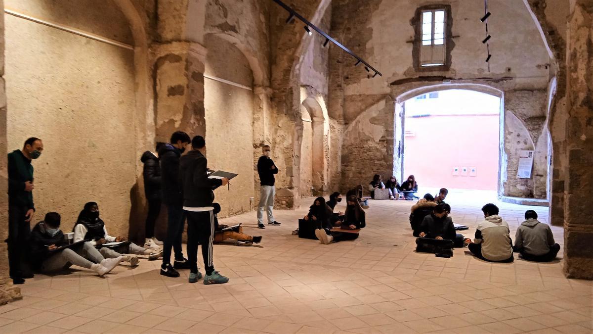 Uns 150 alumnes aproximadament de tercer curs d’ESO de l’INS Castelló d’Empúries han visitat durant les classes de dibuix l’espai de l’antiga església del convent, dels segles XVII i XVIII