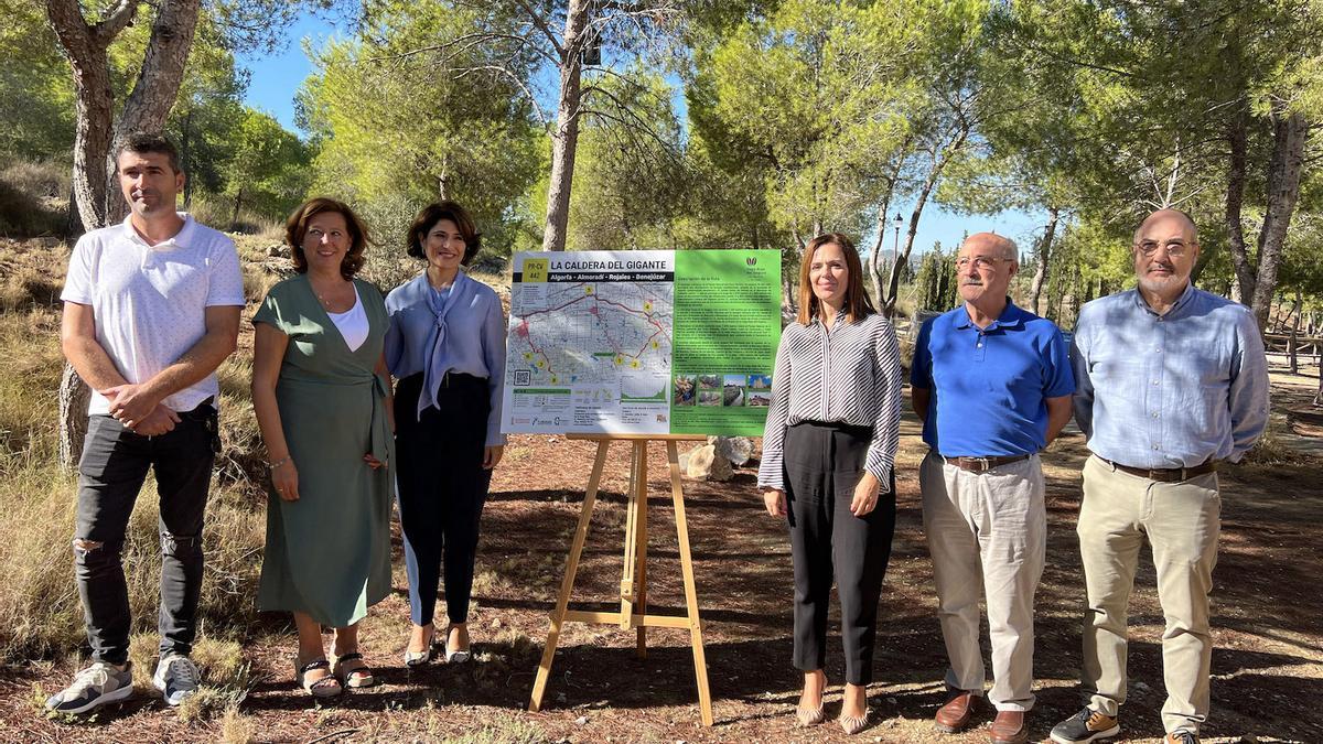 Rosa Fernández, directora de Convega, junto con alcaldes y representantes municipales de los cuatro municipios