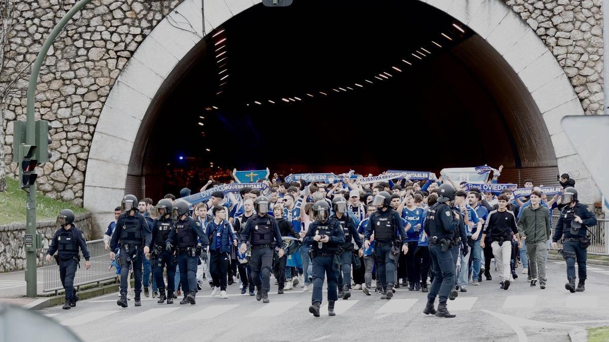 La afición del Real Oviedo, junto a la Policía.