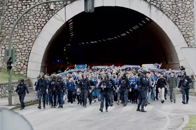 Trifulca ultra en Santander: la policía nacional separa a los aficionados a las puertas del estadio