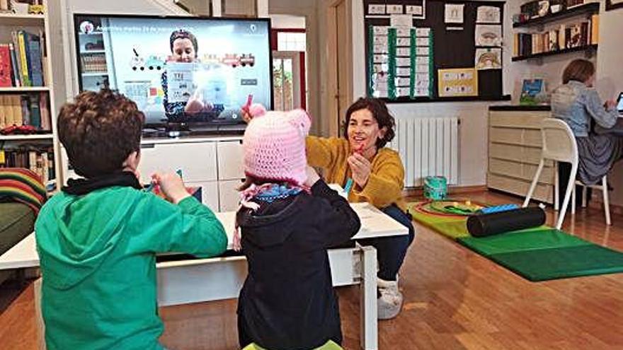 Olga, en su casa de Murcia, junto a sus hijos Jaime, Tirso y  Carmen.