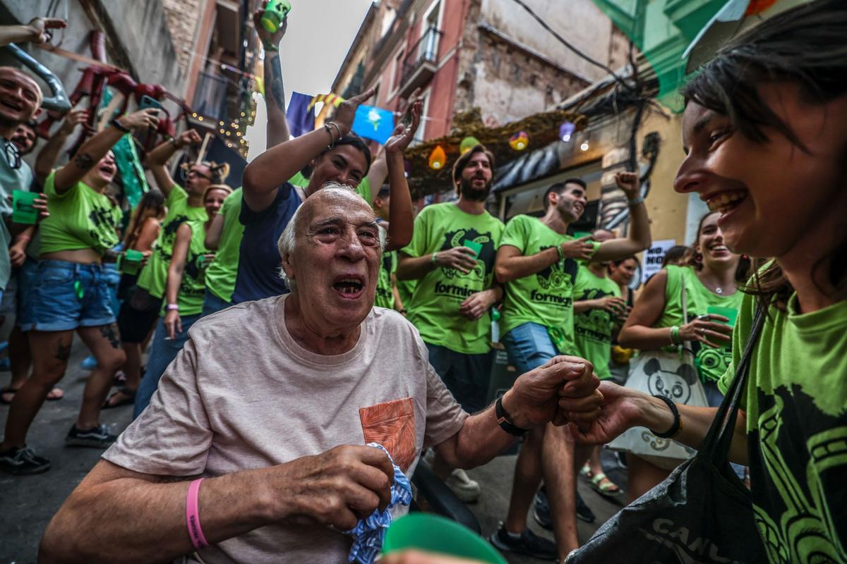 La calle Progrés se ha proclamado ganadora del concurso de decoraciones de la Fiesta Mayor de Gràcia de este año 2023. En esta ocasión, la temática en la que han trabajado los vecinos ha sido la película Bichos, bajo el nombre de Formigres.