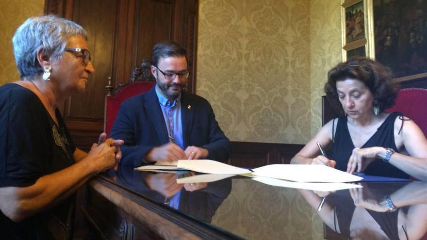 La consellera Santiago y el alcalde Hila firmaron página a página el nuevo convenio de colaboración.