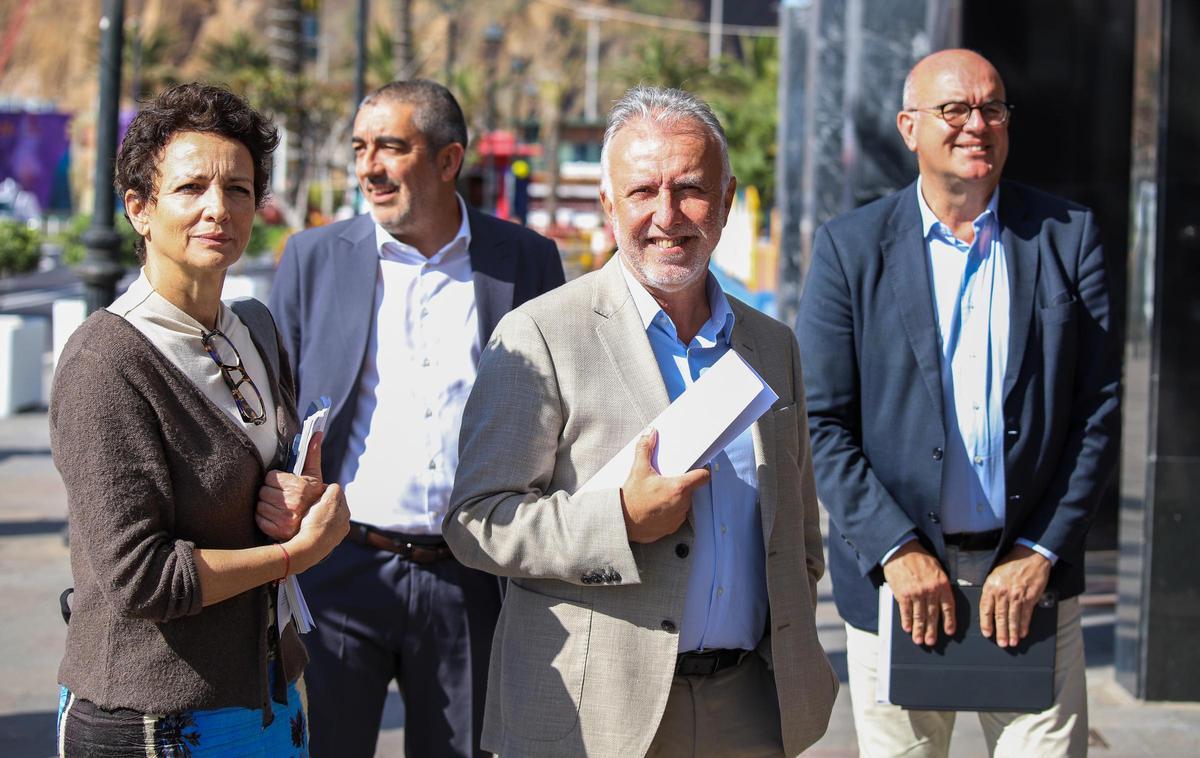La nueva secretaria de Estado de Política Territorial, Miryam Pérez, Ángel Víctor Torres y Anselmo Pestana llegando al Cabildo
