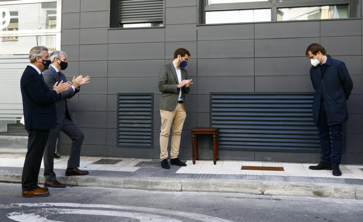 Colocación de una placa donde cayó asesinado Giménez Abad, con motivo del 20 aniversario del crimen.