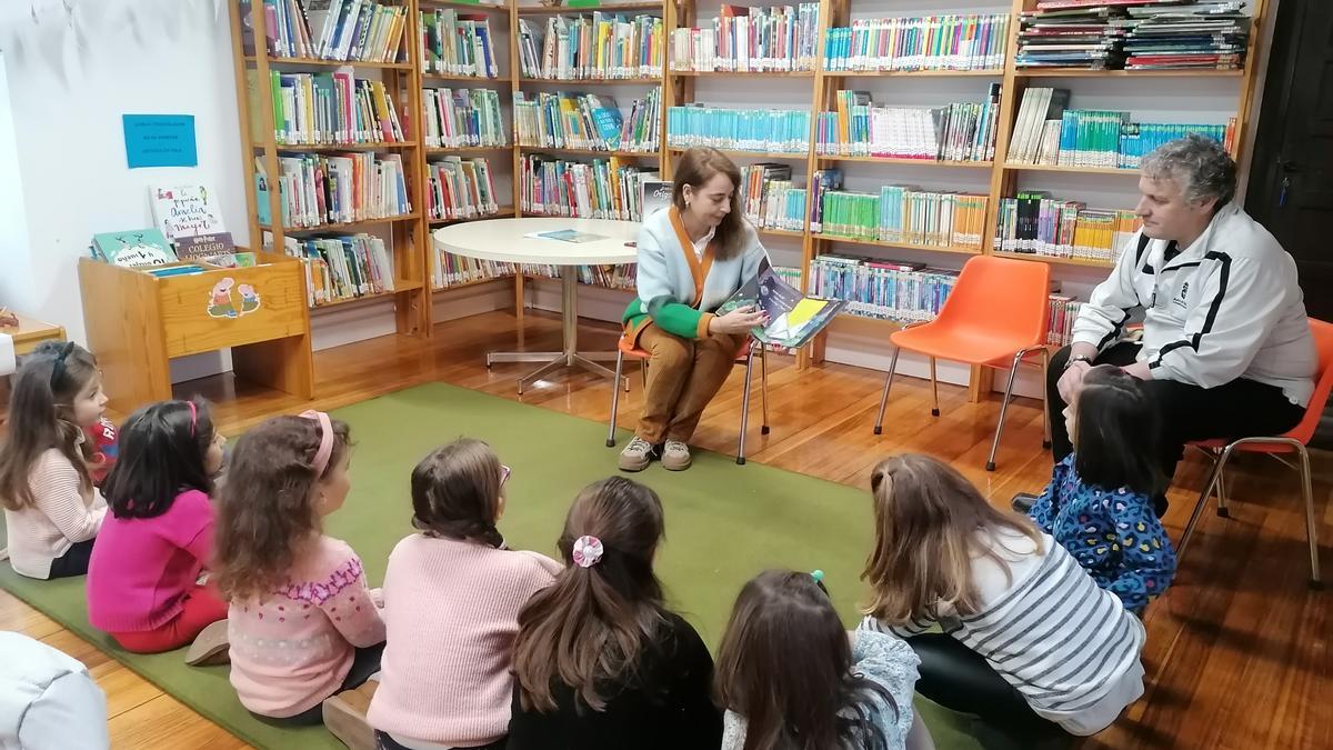 Niños disfrutan en la Casa de Cultura de una sesión de cuentacuentos