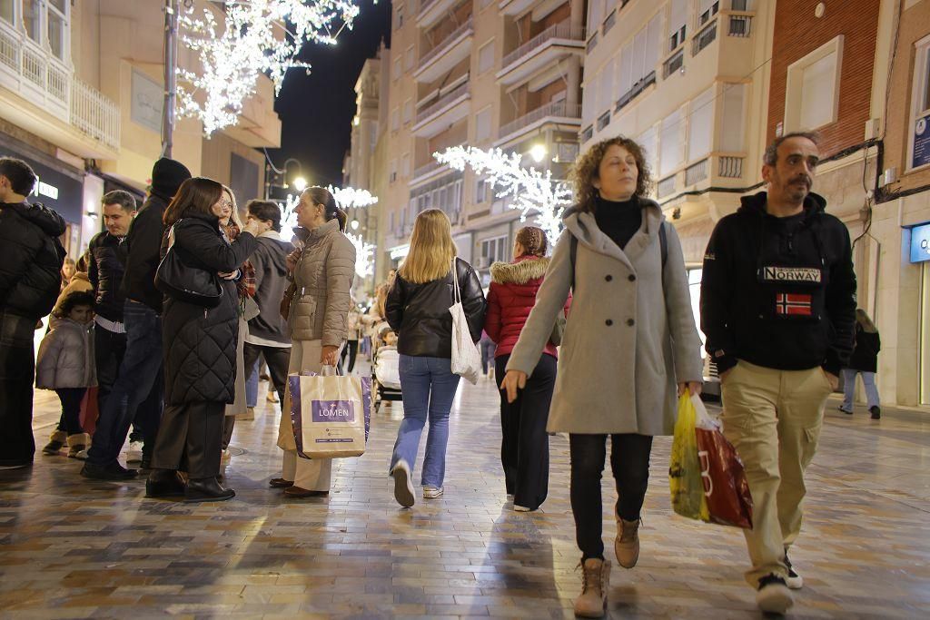 La 'Shopping Night' navideña seduce a los compradores de Cartagena
