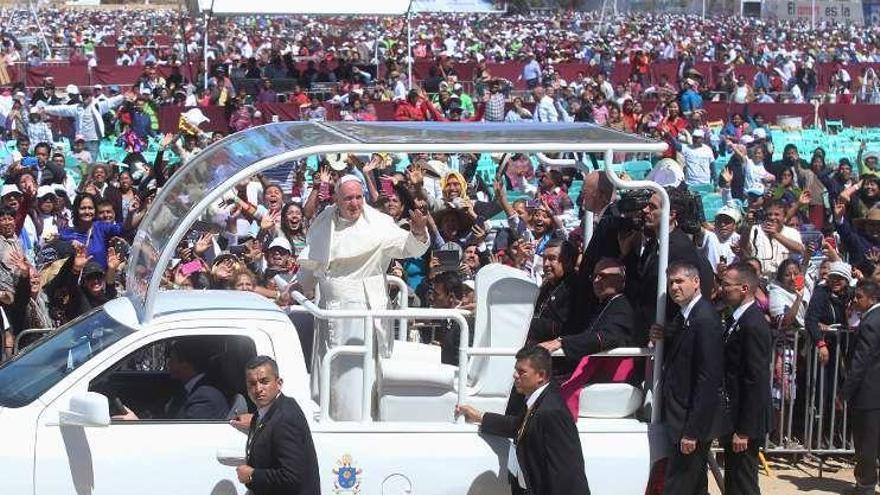 Francisco, a su llegada a San Cristóbal de las Casa, Chiapas. // Efe