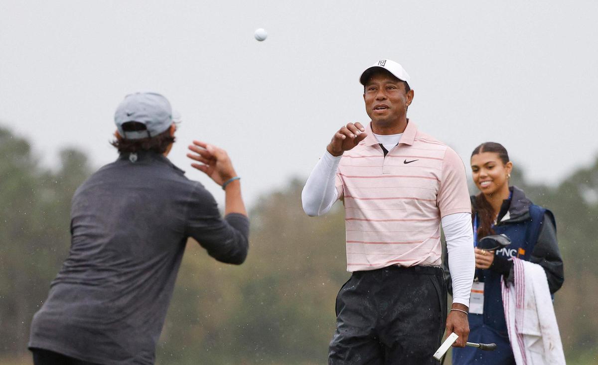 Woods vivió un día muy feliz con la presencia de su hija Sam como caddie y su hijo Charlie, compitiendo