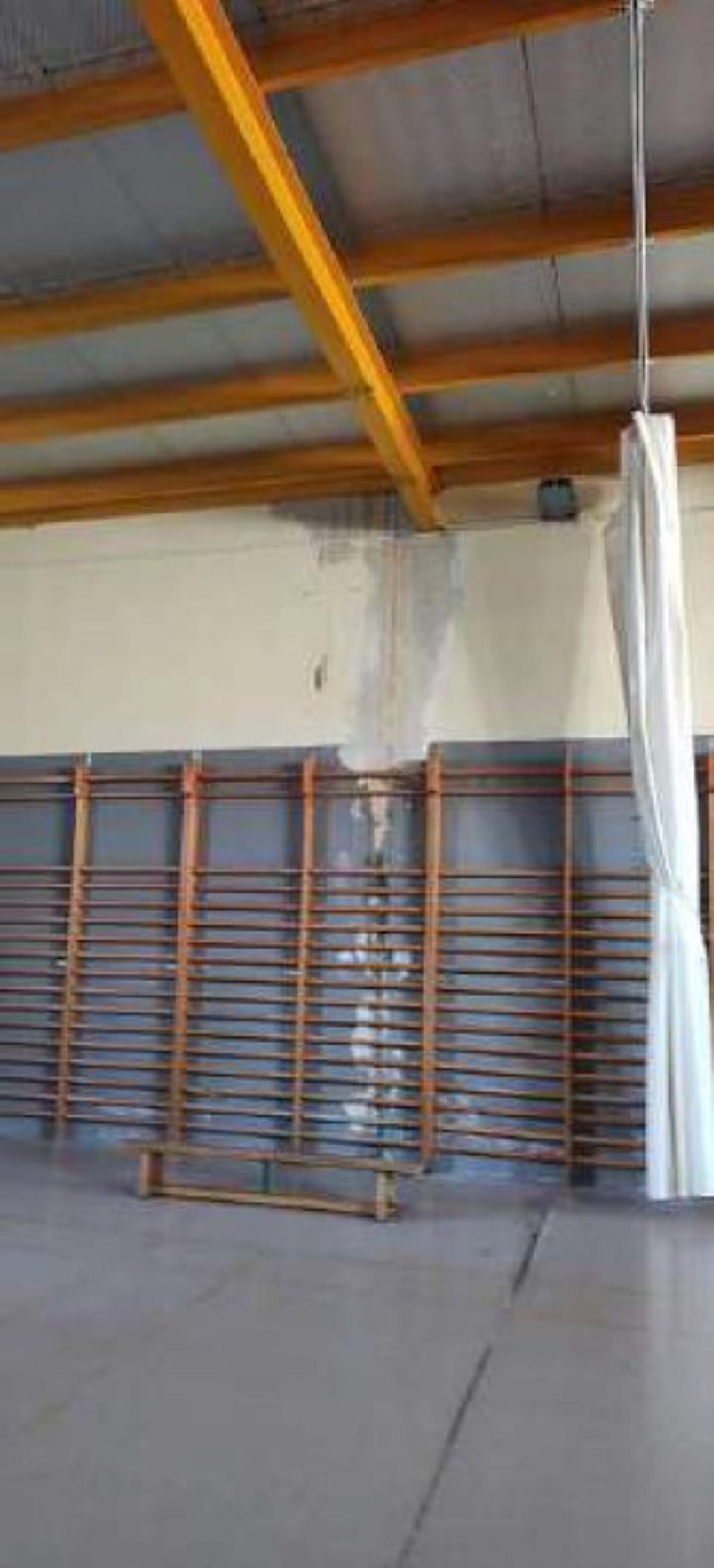 Las filtraciones en la cubierta están dañando el interior del gimnasio del CEIP Benyamina.