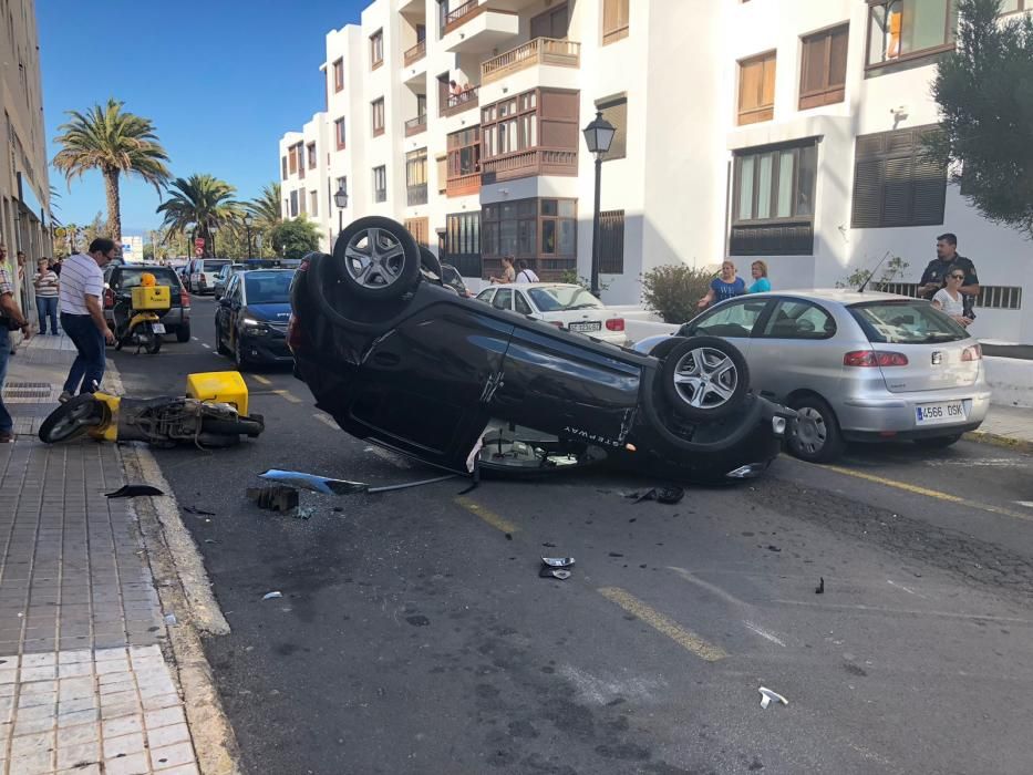 Aparatoso vuelco de un coche en Arrecife