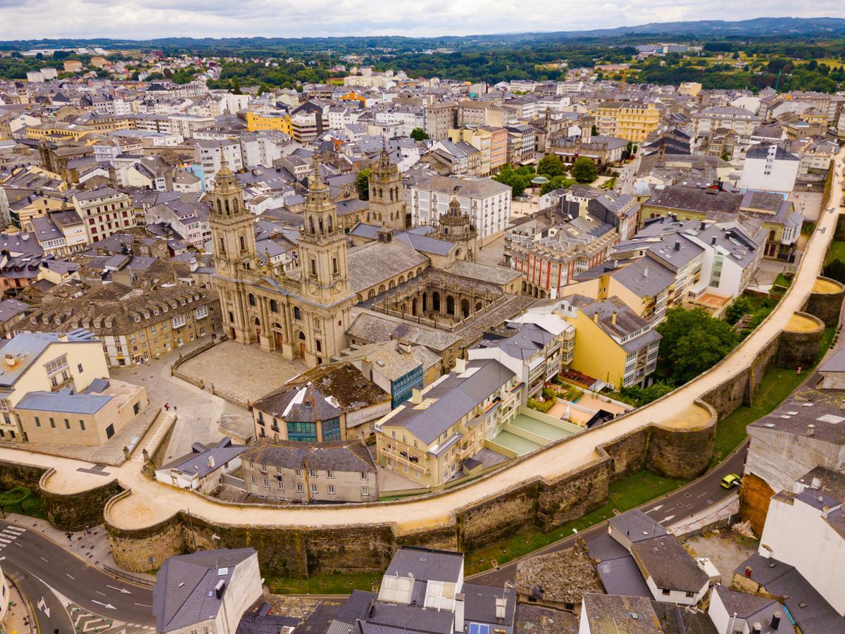 Panorámica aérea de la ciudad amurallada de Lugo