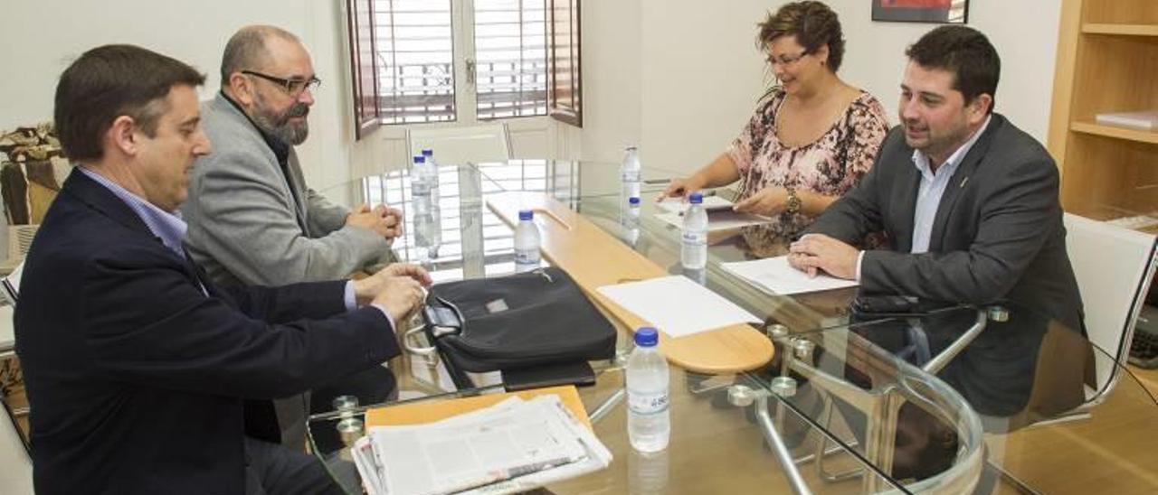 Enric Nomdedéu y Patricia Puerta durante la reunión con representantes autonómicos de Comercio.