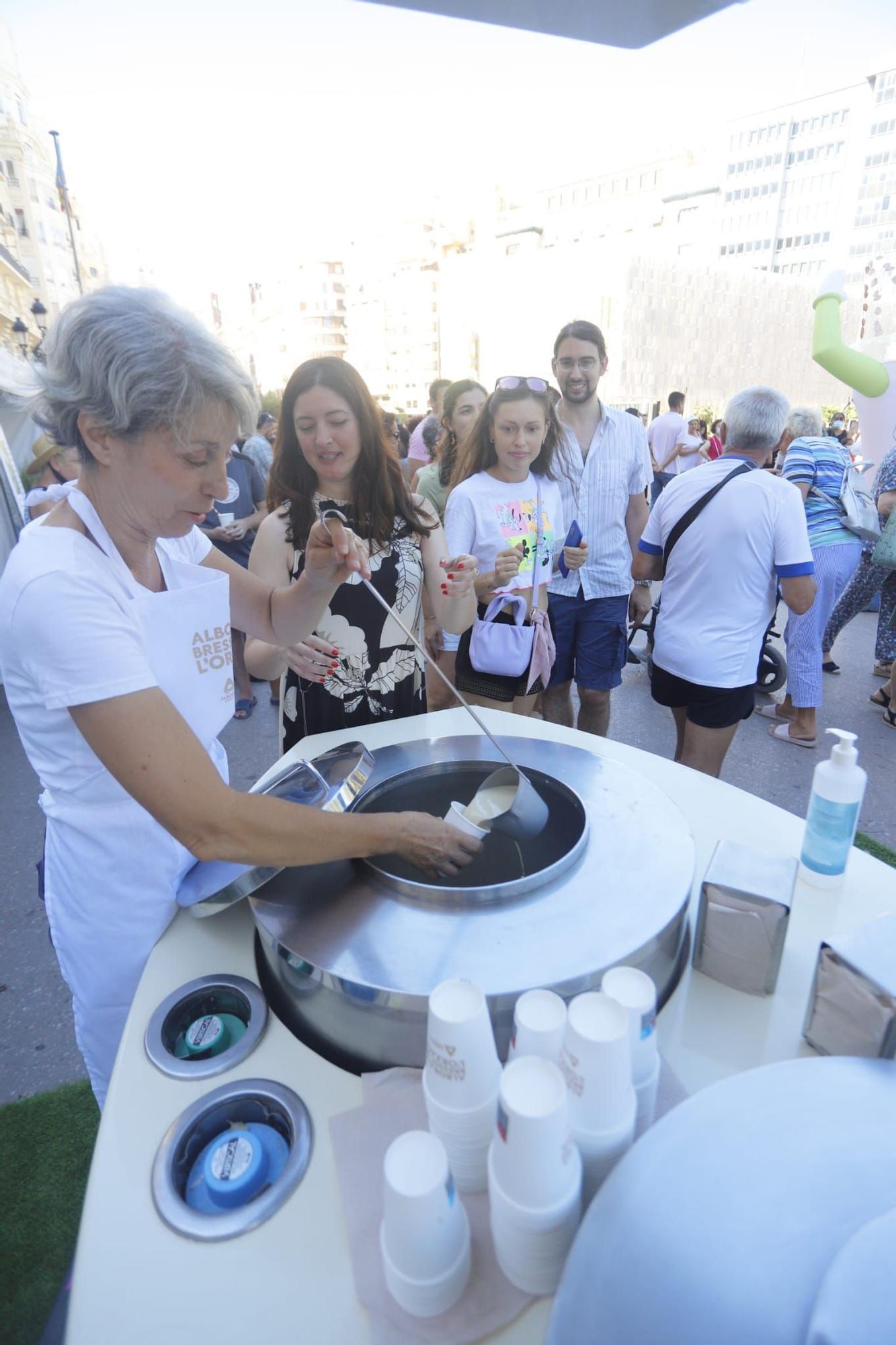 Cientos de personas y degustaciones gratis en el Día de la Horchata en València