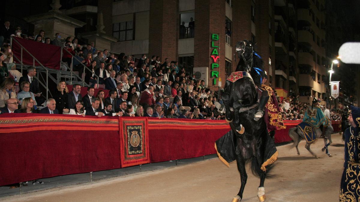 Un jinete de la caballería de los exploradores a la Tierra de Promisión, del Paso Azul, pone en corbeta a su caballo por la carrera principal.