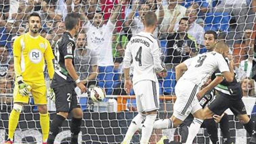 La pegada rescata al Real Madrid en el debut liguero