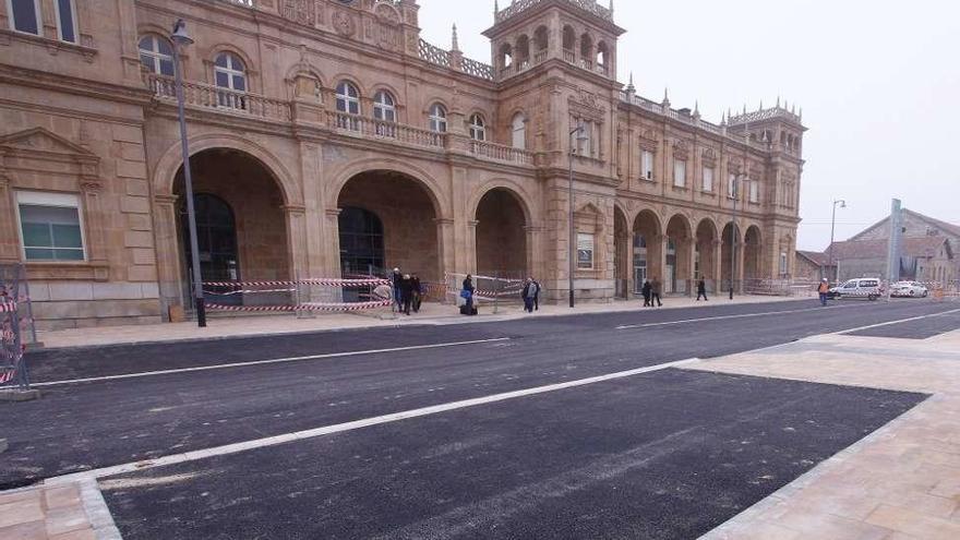 Estaciones de ferrocarril de Zamora (izquierda) y Puebla de Sanabria (derecha), entre las seis más bonitas de España, según un portal especializado en turismo.