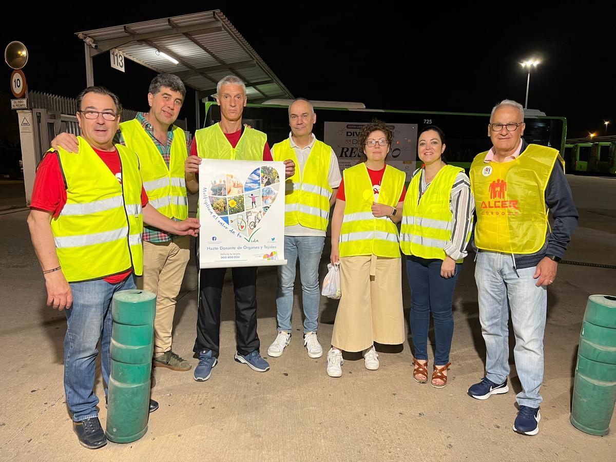 Pegada de carteles relativos a la campaña 'Regala vida, dona órganos', con la participación de los coordinadores de trasplantes y voluntarios de las asociaciones de trasplantados.