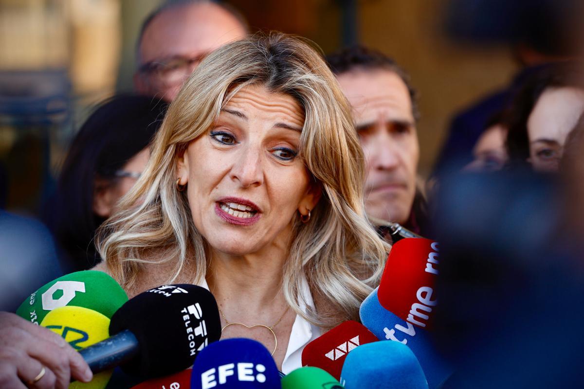 La ministra de Trabajo, Yolanda Díaz, atiende a los medios de comunicación.