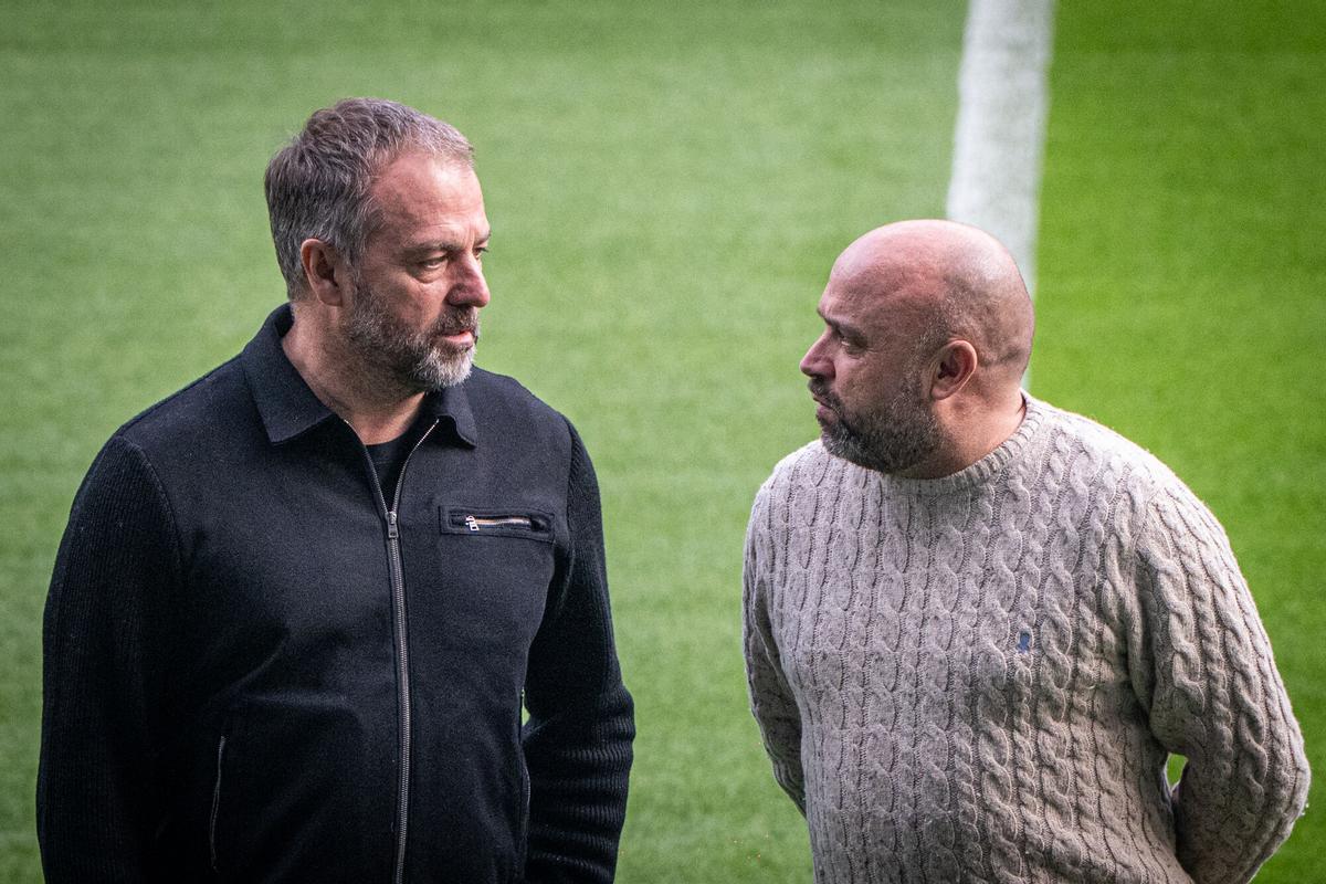 Hansi Flick y Manolo González se fotografían en el RCDE Stadium antes del derbi.