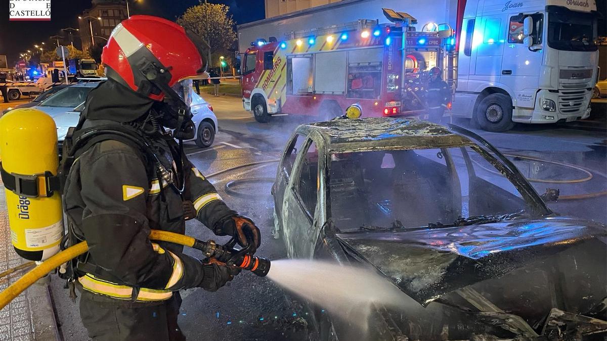 Un bombero durante las labores de extinción del fuego