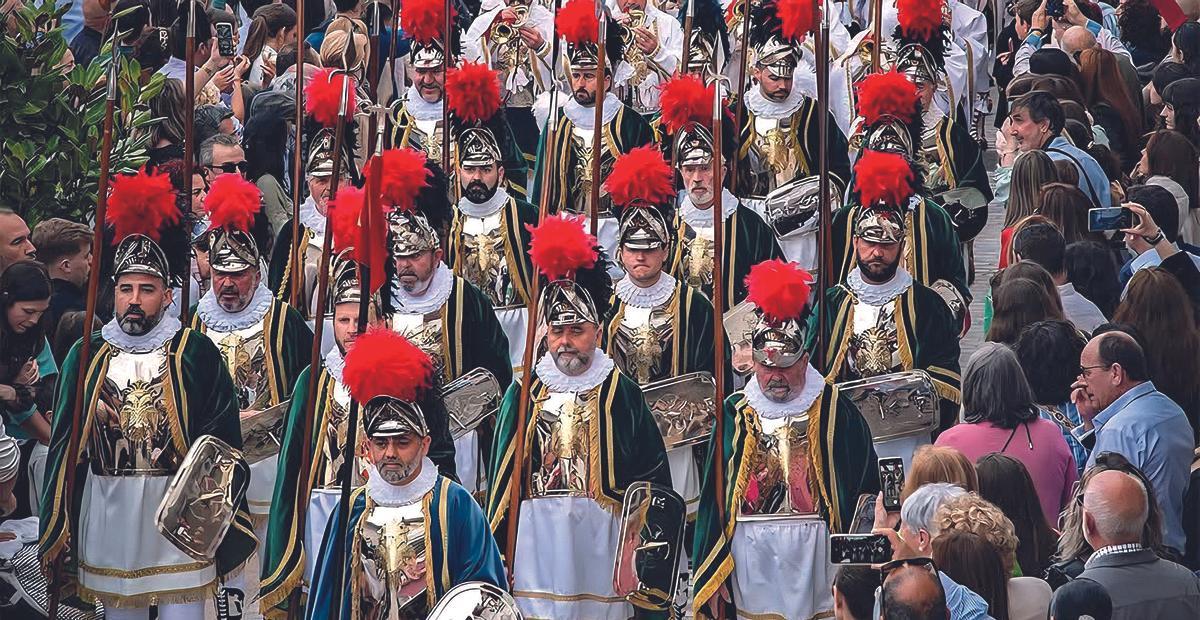 Más de quinientos romanos desfilan en la Semana Santa de Montoro, convitiéndose en uno de los grandes emblemos de estos días.