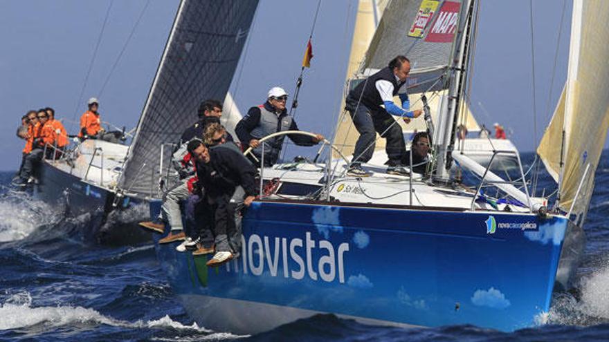 El &quot;Movistar&quot;, durante uno de los bastones disputados ayer en aguas de Baiona. // R. Grobas