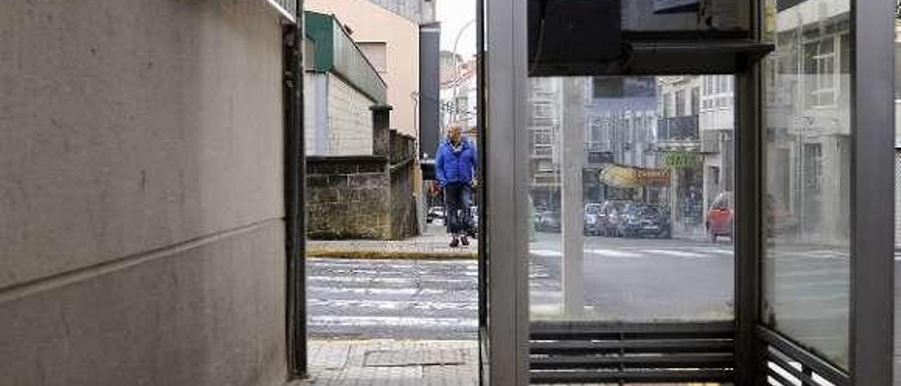 Una cabina telefónica en la calle Pintor Laxeiro. // Bernabé/Javier Lalín