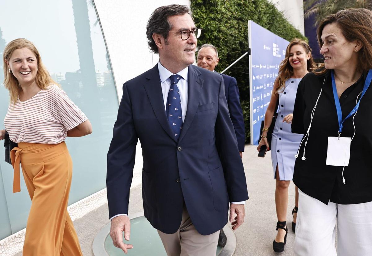 La CEOE desafia Díaz i no portarà escrita una proposta de reducció de jornada