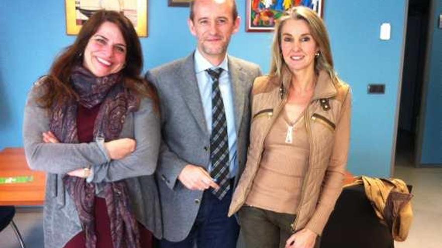 Las mediadoras Nancy Fernández Bargiela y Ana Avellaneda junto al juez Román Martín.