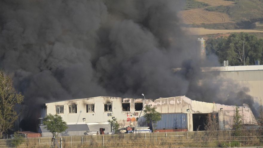 Una dotación de bomberos y dos camiones continúan trabajando para extinguir el incendio de Guadalajara