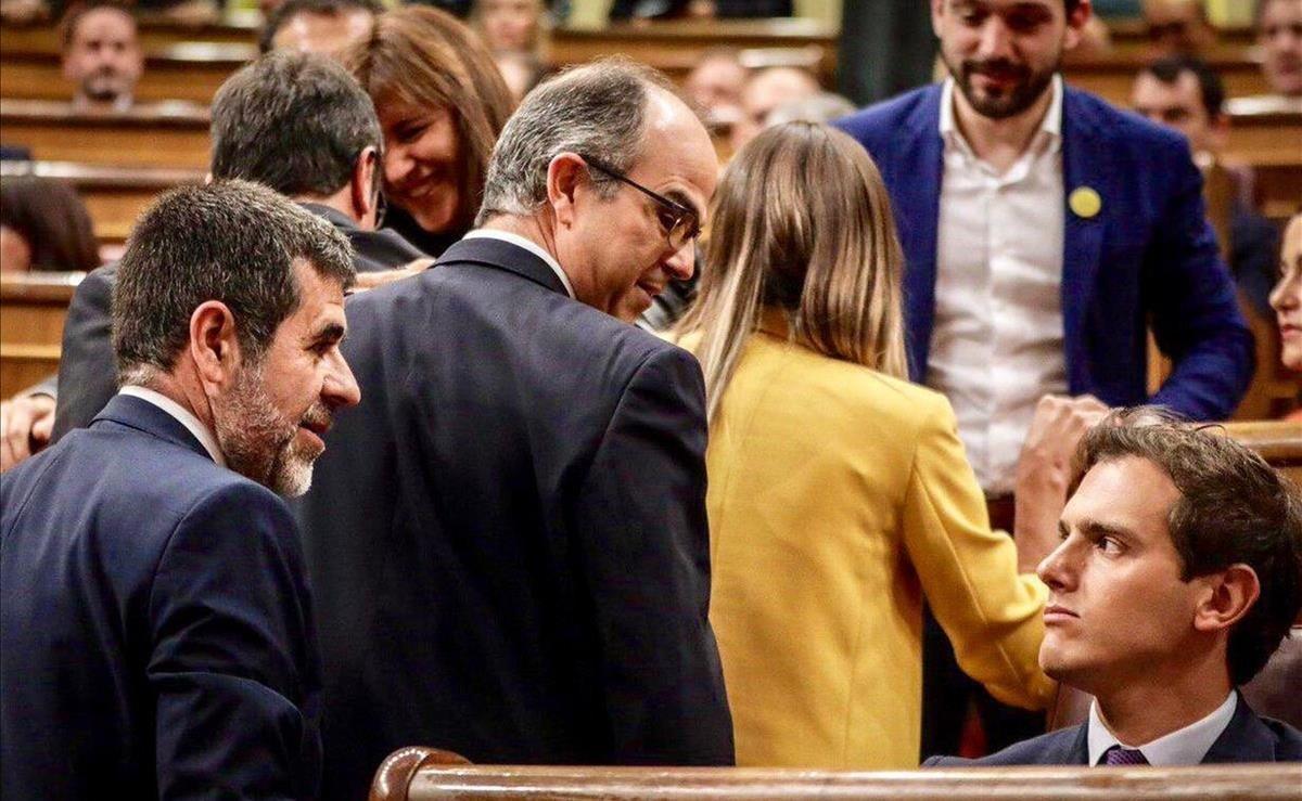 Intercambio de miradas entre Jordi Sànchez y Albert Rivera, en presencia de Jordi Turull.