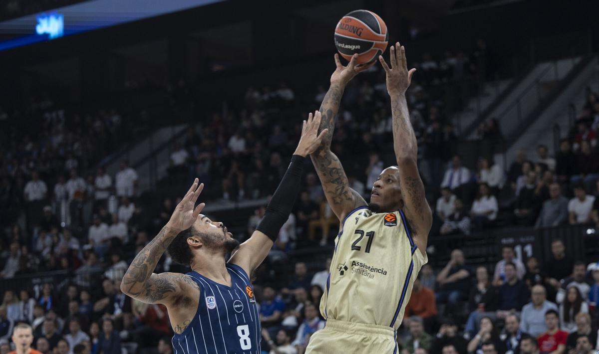 Will Clyburn frente a Nick Weiler-Babb (L) durante el partido ante el Efes.
