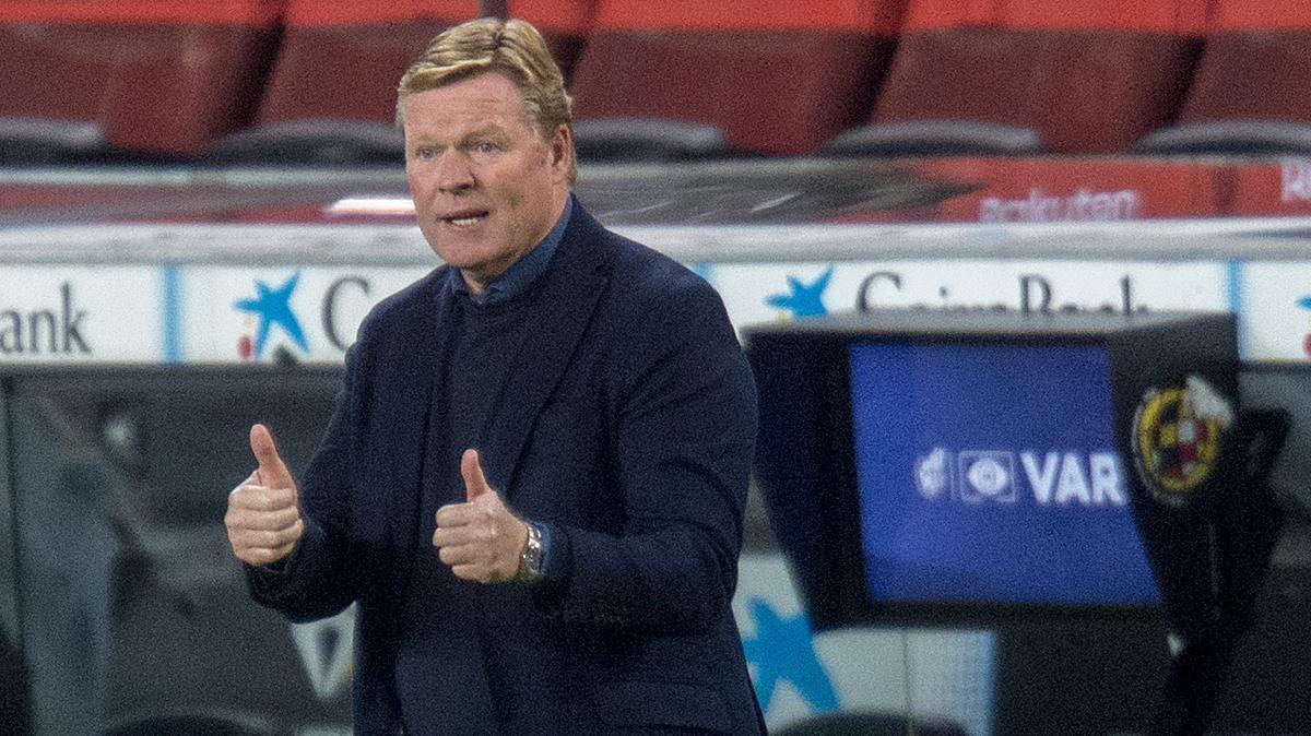 Barcelona  16 12 2020   Deportes    Koeman levanta su pulgar al  equipo    durante el partido de liga entre el FC Barcelona y la Real Sociedad    Fotografia de Jordi Cotrina