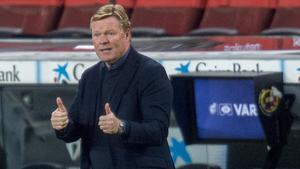 Barcelona  16 12 2020   Deportes    Koeman levanta su pulgar al  equipo    durante el partido de liga entre el FC Barcelona y la Real Sociedad    Fotografia de Jordi Cotrina