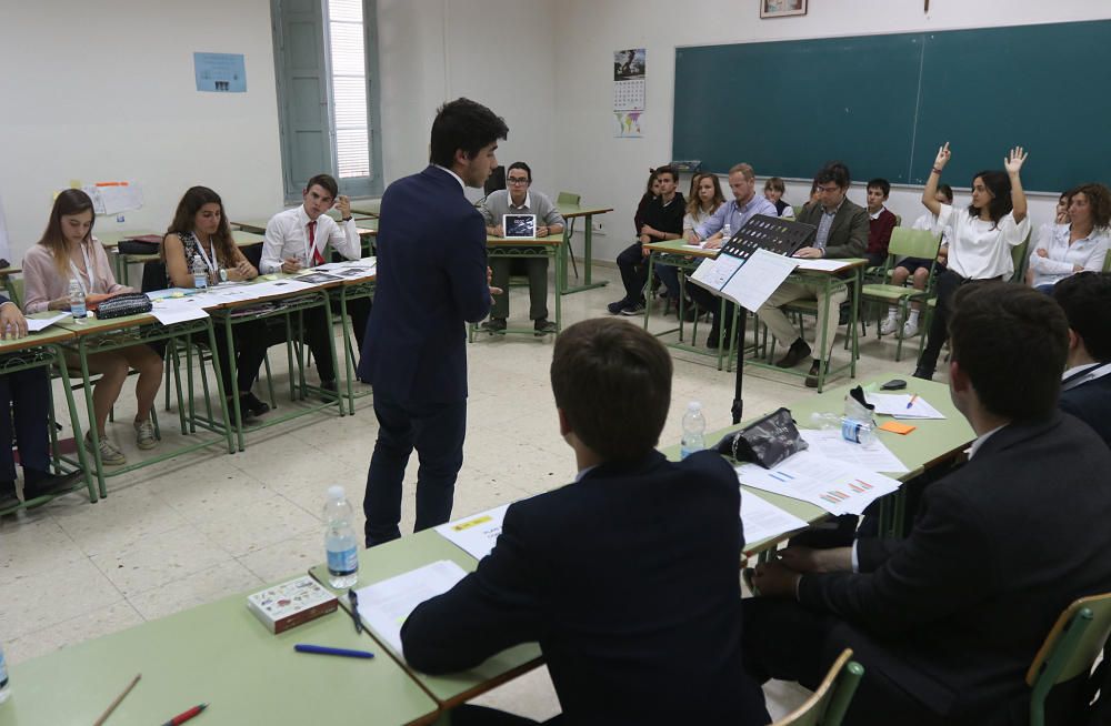 Las imágenes de la primera ronda del Torneo de Debate Escolar de Málaga, que cuenta con el respaldo de La Opinión de Málaga y la colaboración de la Obra Social de La Caixa