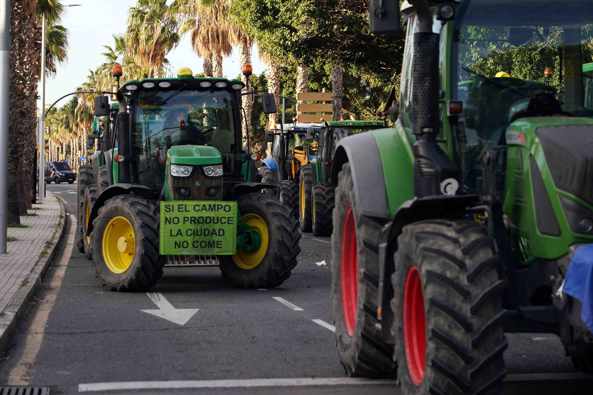 Los agricultores malagueños cortan las carreteras en protesta por la crisis del sector