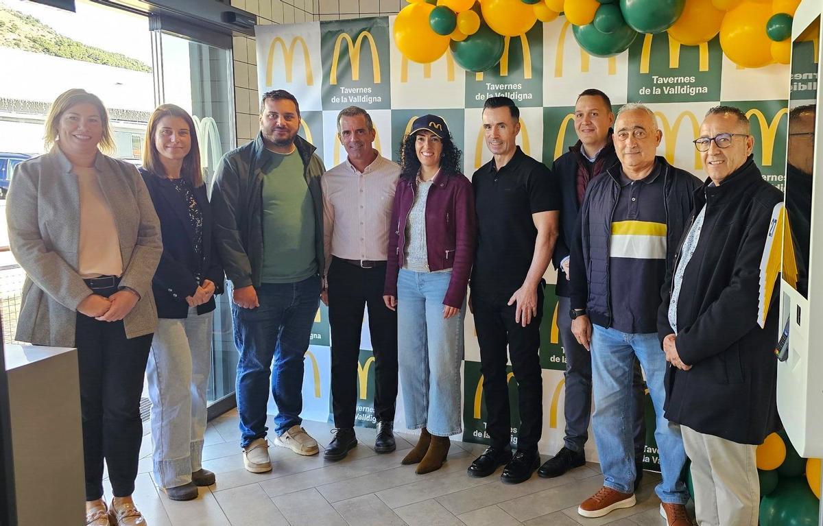 Responsables de la franquicia con los concejales, este jueves.