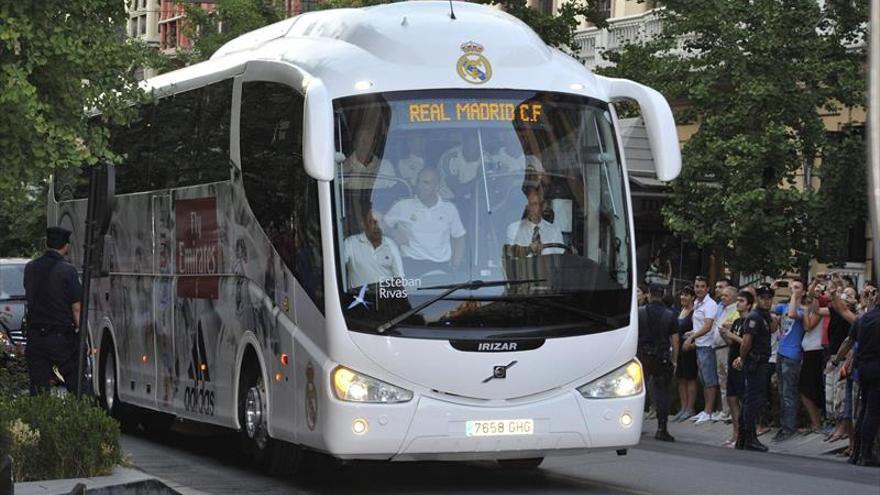 El Madrid viajará a Girona en un bus alquilado y sin símbolos