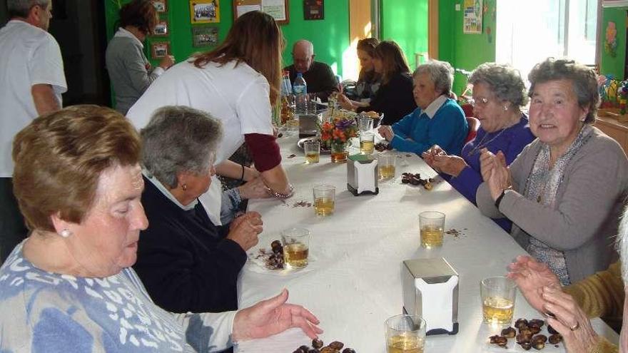 Castañas y sidra dulce para los mayores de Onís