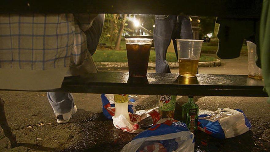 Varios jóvenes realizan &#039;botellón&#039; en un parque de A Coruña.