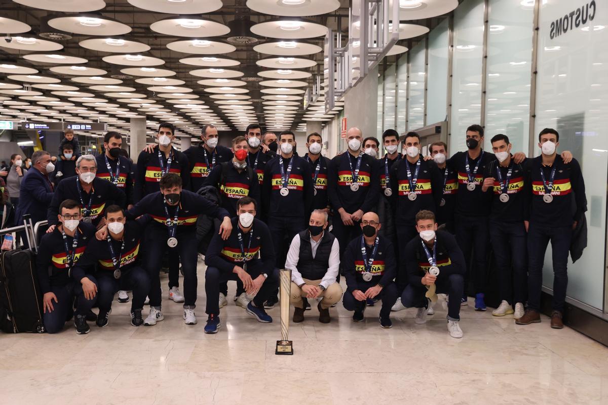 Gedeón Guardiola aterriza en Barajas con el trofeo de subcampeones de Europa