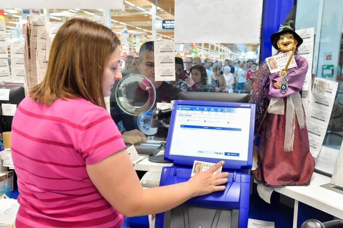 23-12-2018 TELDE. Colas para comprar lotería en la administración La Brujita (CC Alcampo). Fotógrafo: ANDRES CRUZ