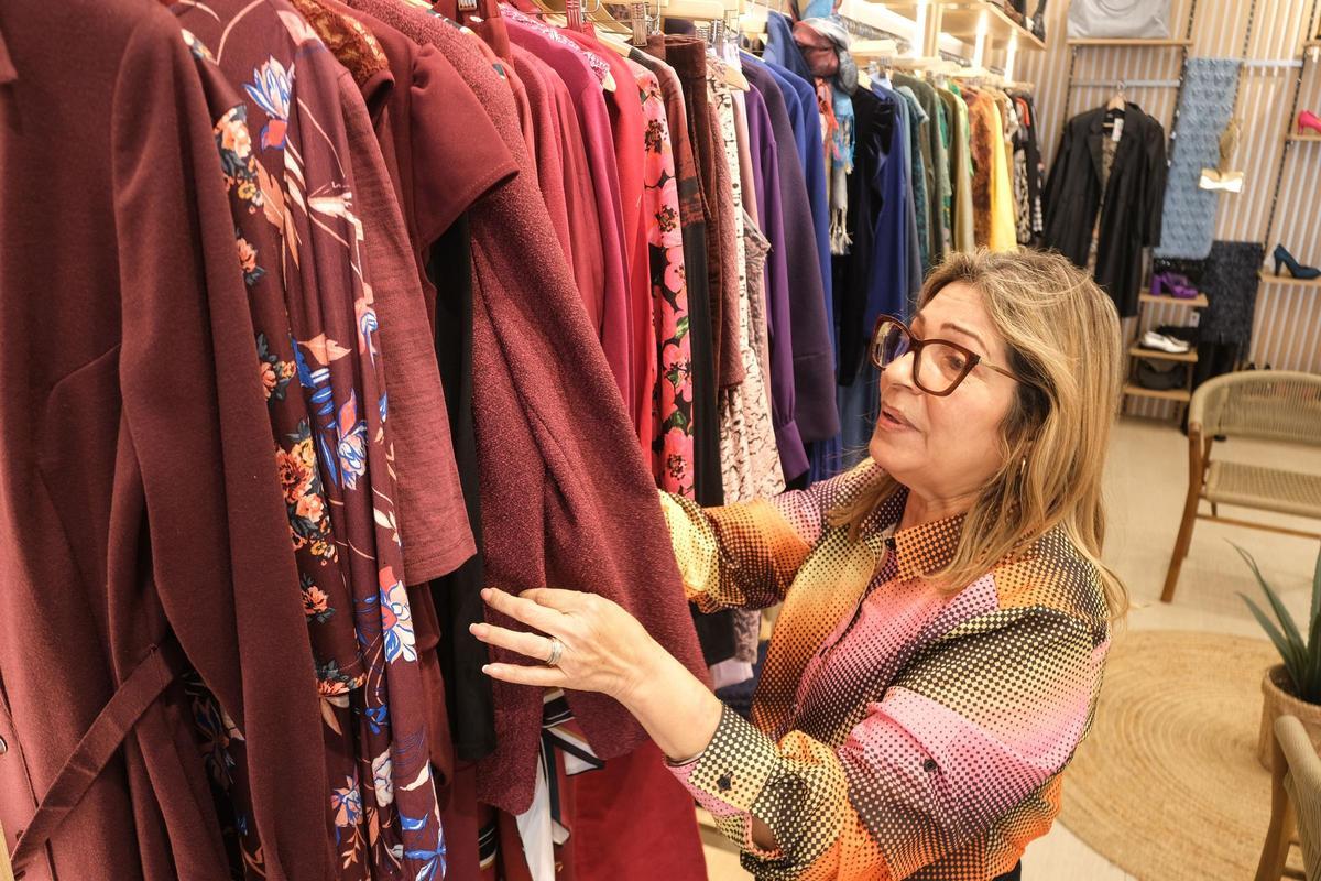 Una trabajadora en fase de formación en la tienda textil