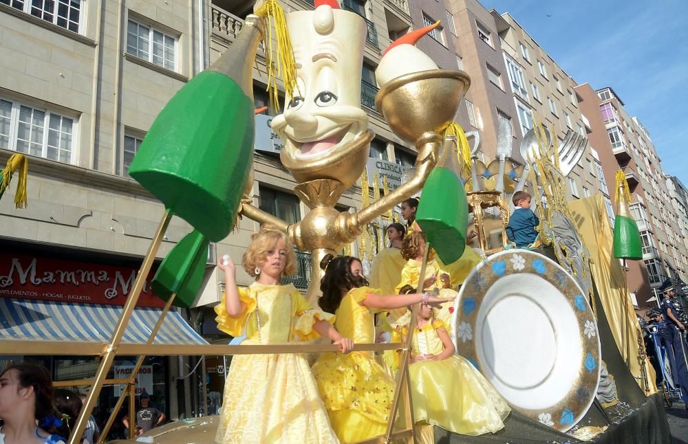 Carrozas y serpentinas llenan de color las calles de Pontevedra - La Bella y la Bestia y los Minnions, protagonistas de una Batalla de Flores que contó con la presencia de numeroso público